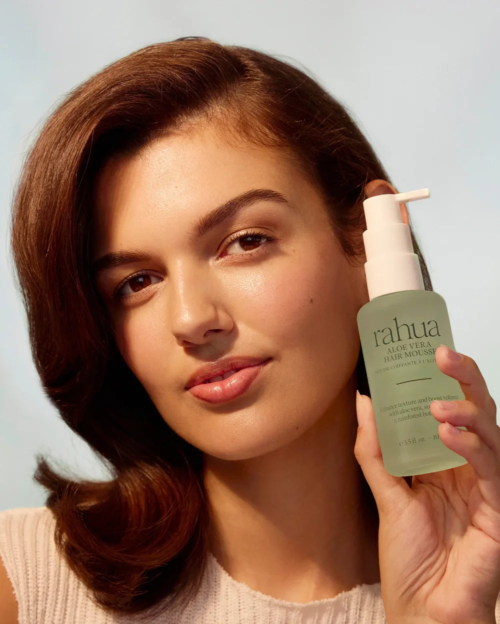 Aloe Vera Hair Mousse - Model hält das Haarmousse