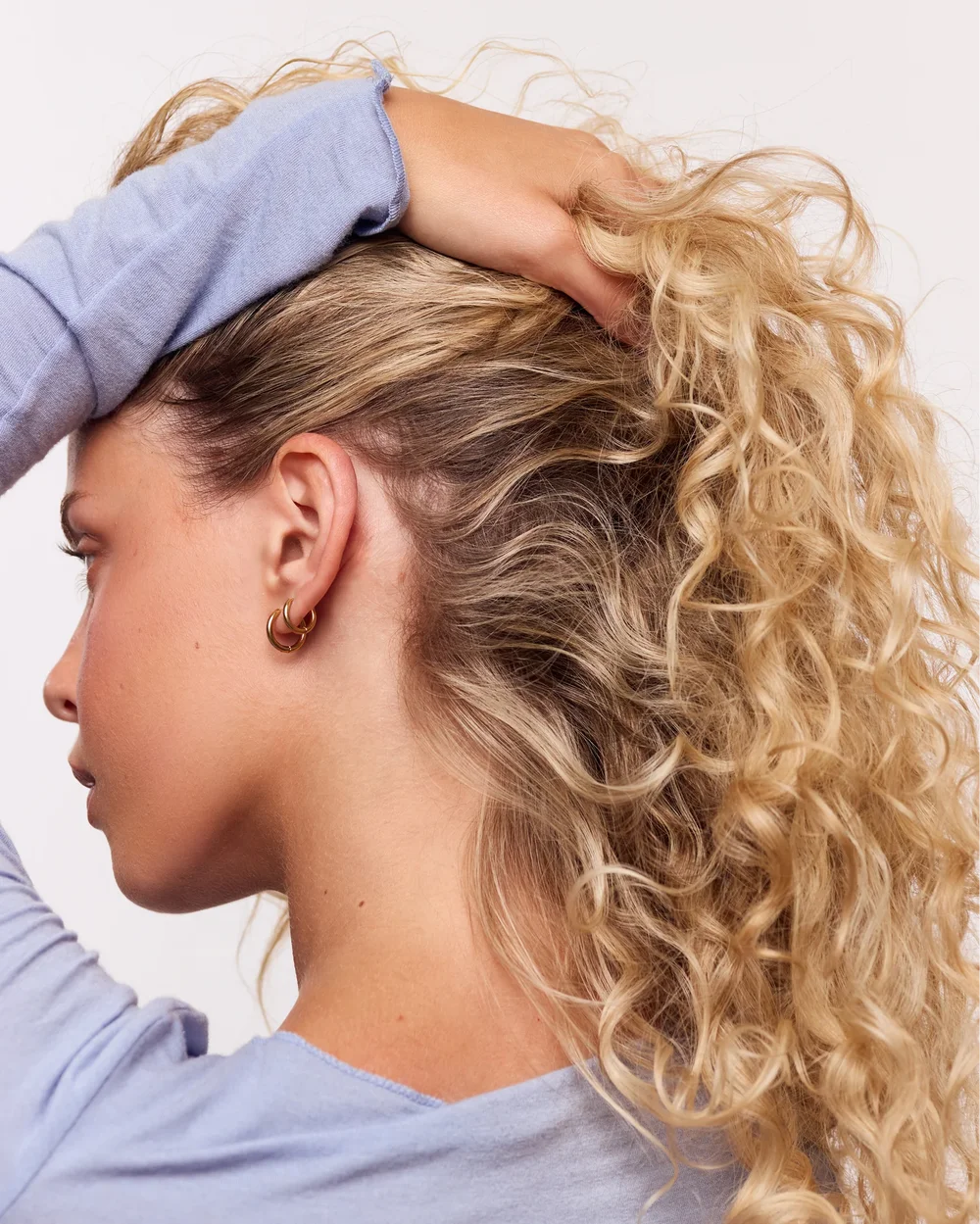 Lockiges Haar im Pferdeschwanz nach der Anwendung des Rahua Rebalance Shampoos