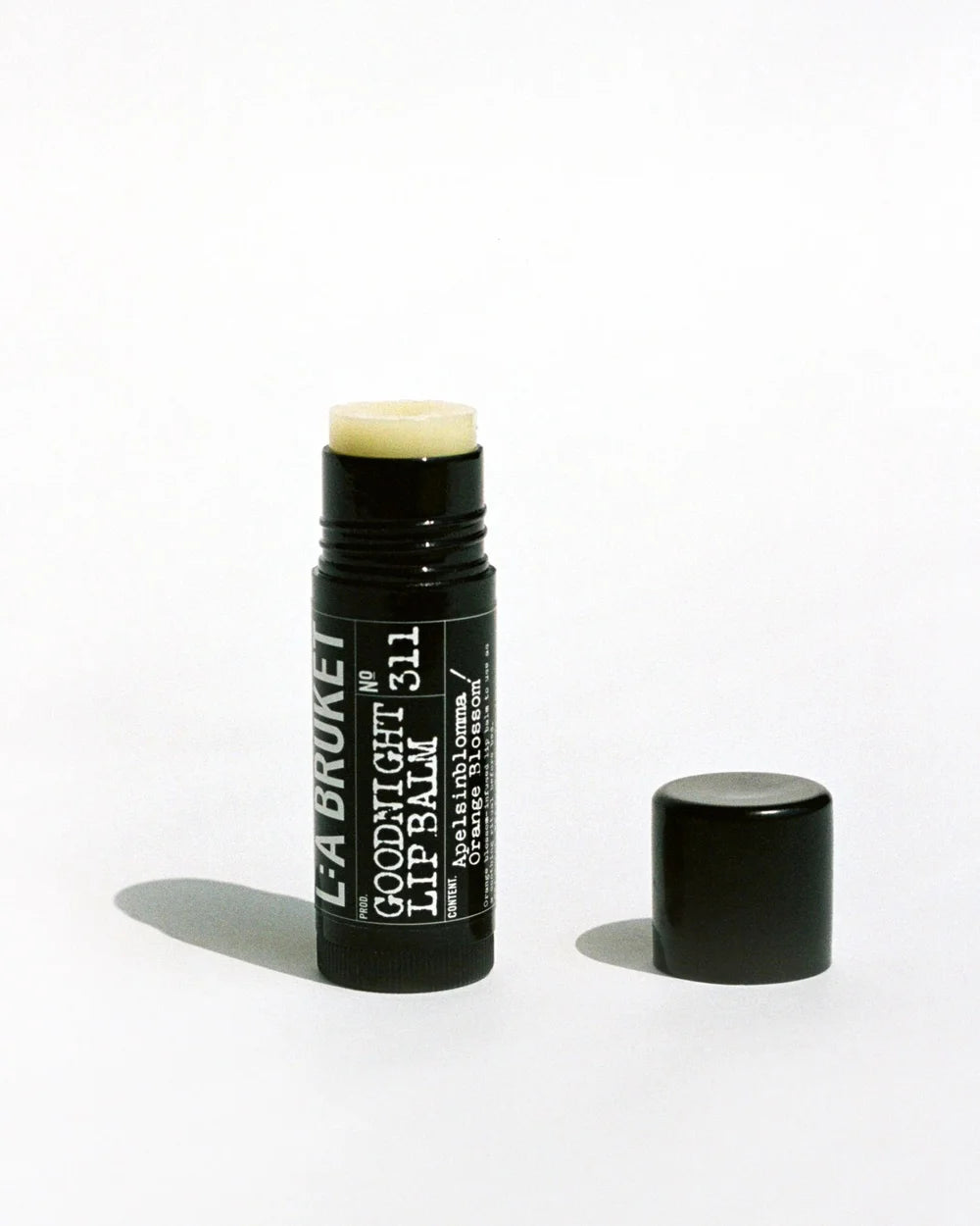 Geöffneter L:A Bruket 311 Goodnight Lip Balm mit abgenommener Verschlusskappe