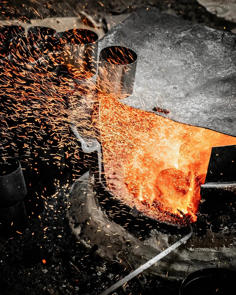 Mad et Len – Feuer und glühendes Metall als Bild der handwerklichen Fertigung