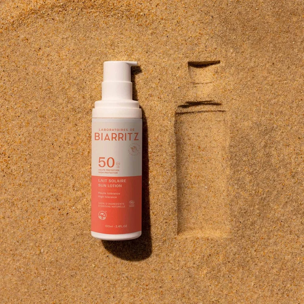 Sonnenmilch LSF 50 von Laboratoires de Biarriatz - Produkt im Sand