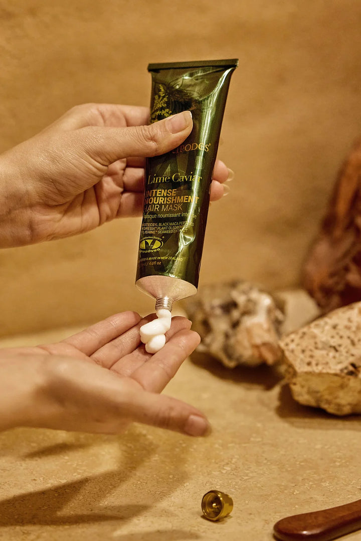 Antipodes Lime Caviar Intense Nourishment Hair Mask beim Auftragen