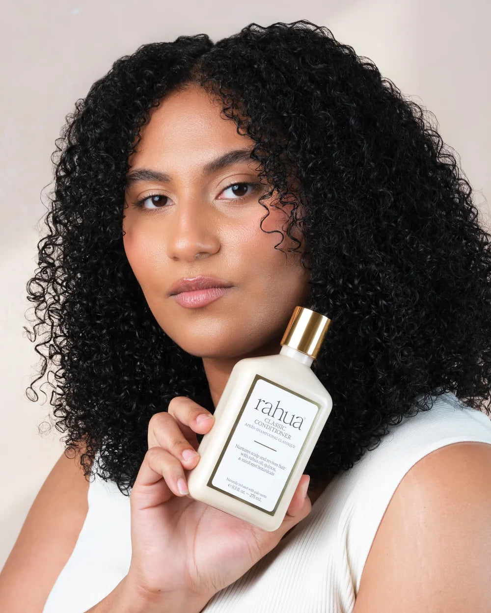 Model mit Rahua Classic Conditioner für natürliche Haarpflege