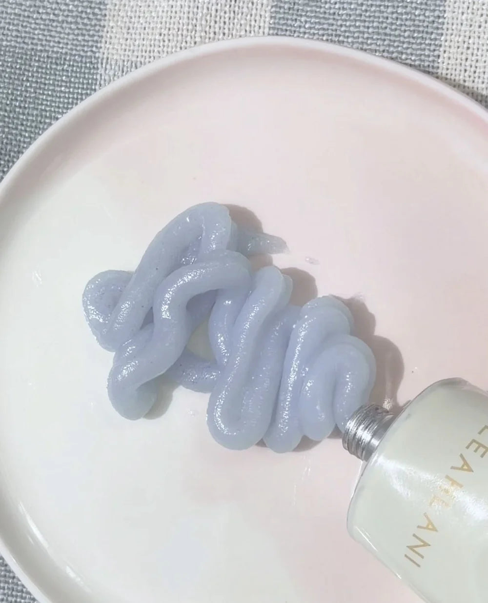 Bless Body Balm von Leahlani - Textur auf weißem Teller