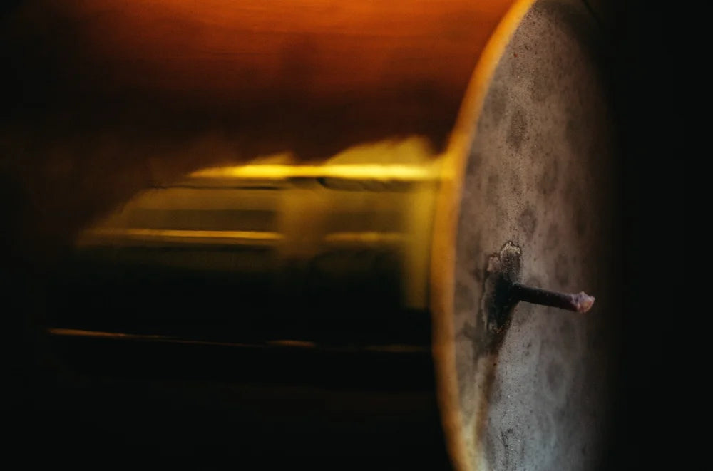 Mad et Len Darkwood – Detailaufnahme des schwarzen Metallgefäßes im warmen Licht