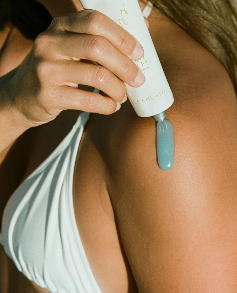 Bless Body Balm von Leahlani - aufgetragen auf Schulter