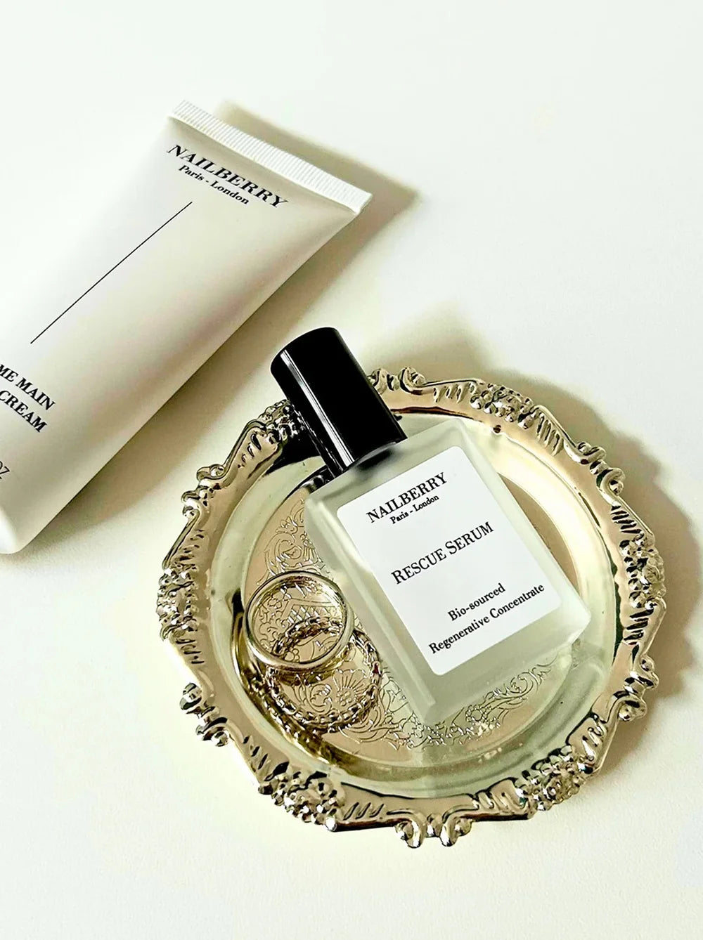 Rescue Serum von Nailberry - auf Tablett