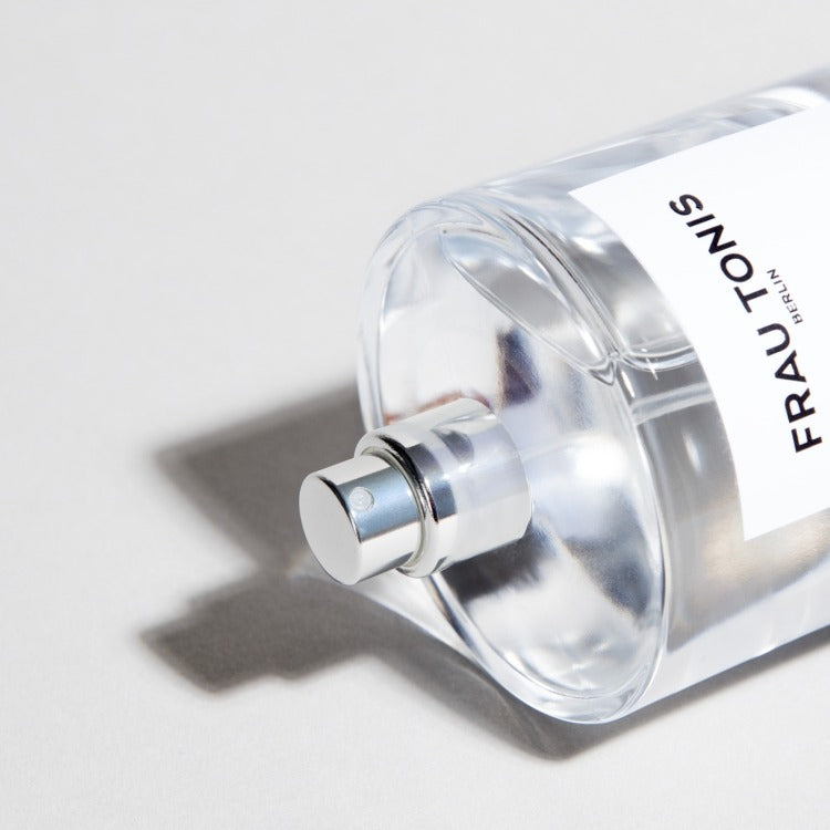 No 19 OUD Weiss Parfum Intense - close up