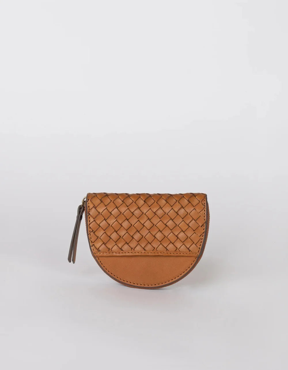 O My Bag Laura Coin Purse Cognac – Vorderansicht der halbmondförmigen Geldbörse mit Reißverschluss