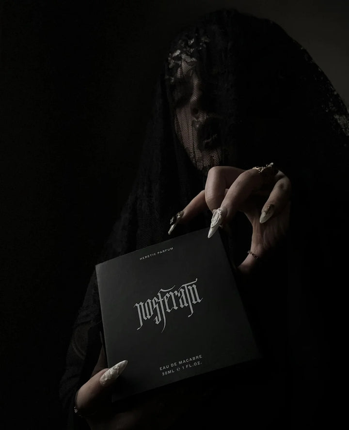 Heretic Parfum Nosferatu  - unheimliche Frau greift nach dem Parfum