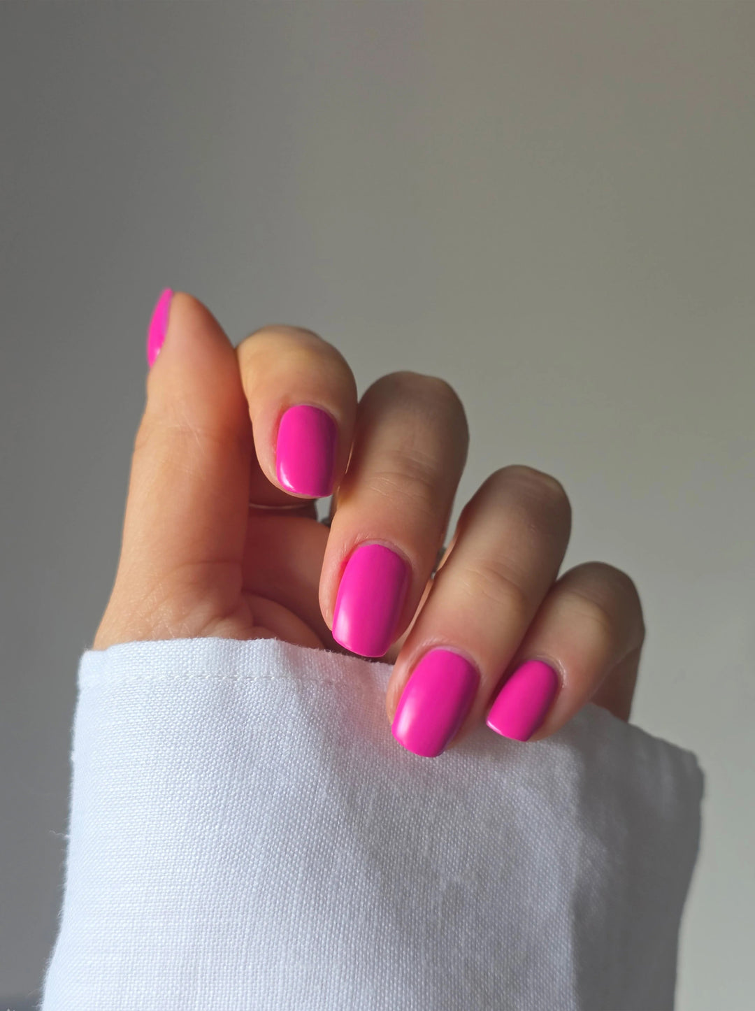Nailberry Electric Pink Nagellack - lackierte Nägel
