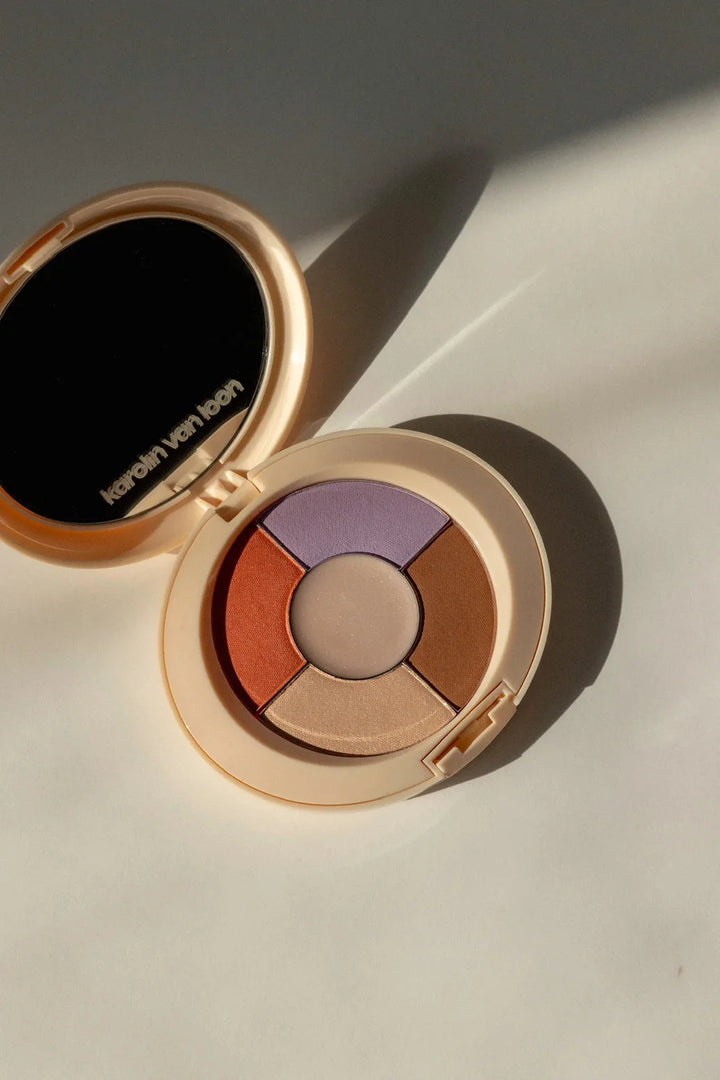 Eyeshadow Palette Dolce Vita von Karolin van Loon - Produkt geöffnet, Sonnenstrahlen fallen auf Produkt