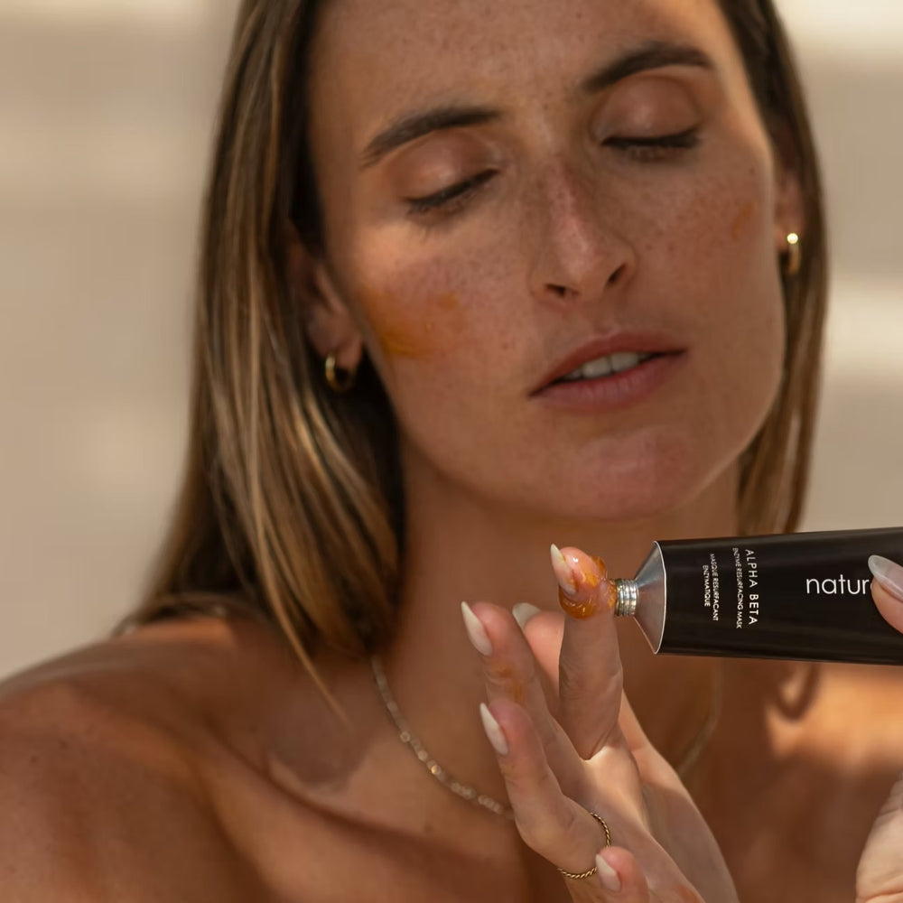 Alpha Beta Enzyme Mask Textur auf der Haut aufgetragen - Model Mood