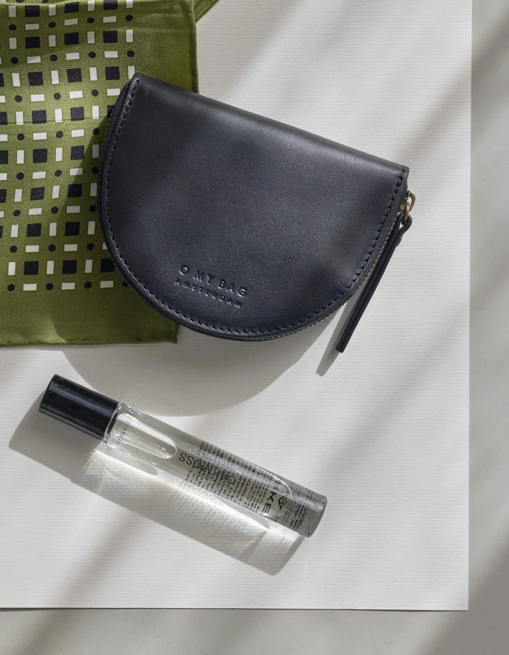 O My Bag Laura Coin Purse Black – hochwertige Ledergeldbörse mit silberfarbenen Accessoires arrangiert
