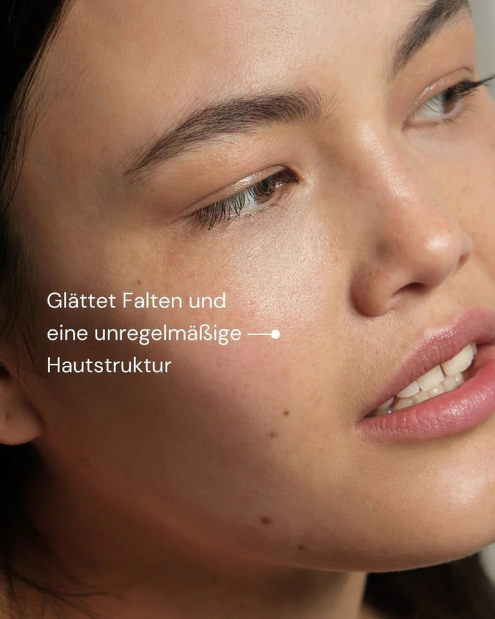 MERME Berlin New by Morning Retinal Face Serum in der Anwendung auf der Haut