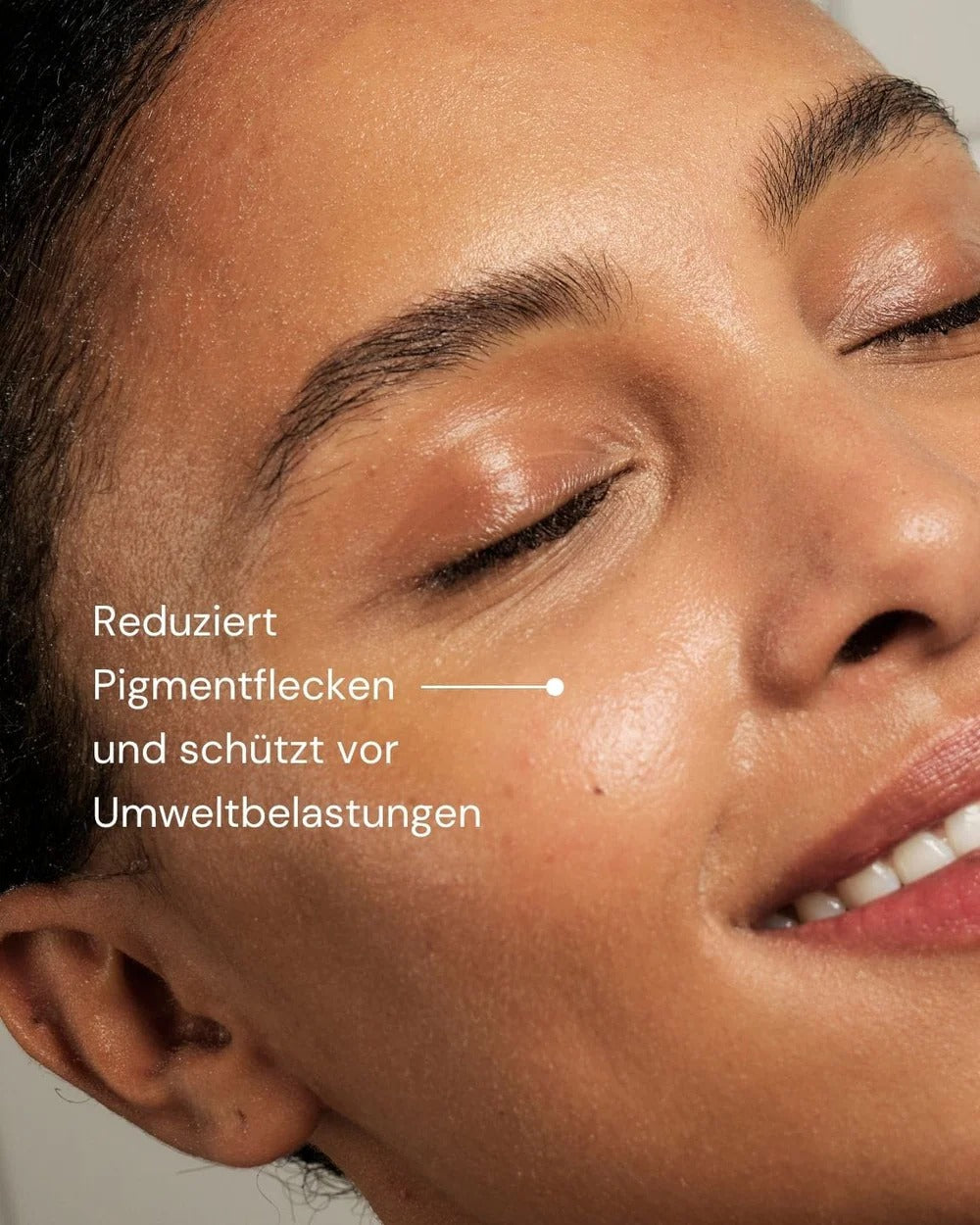 MERME Berlin Super Stable C Face Serum in der Anwendung auf strahlender Haut