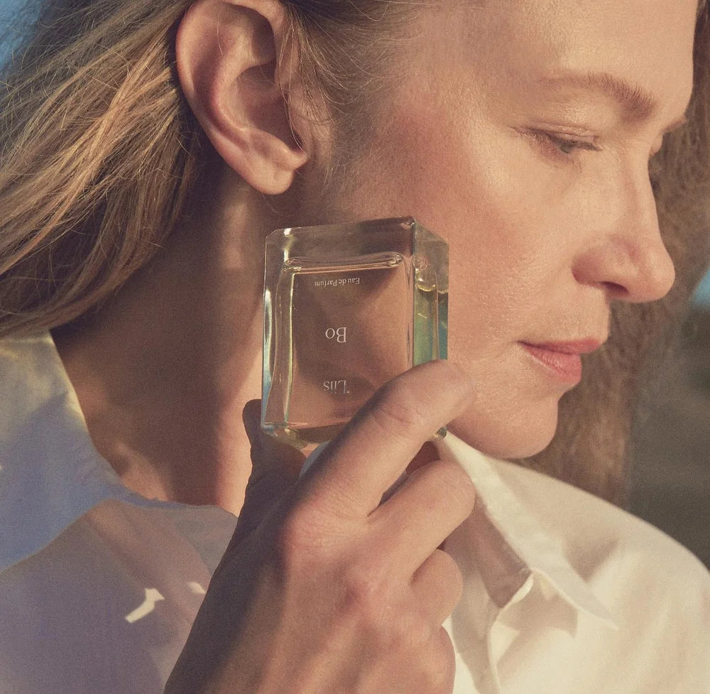 Bo Eau de Parfum - Frau hält Flakon