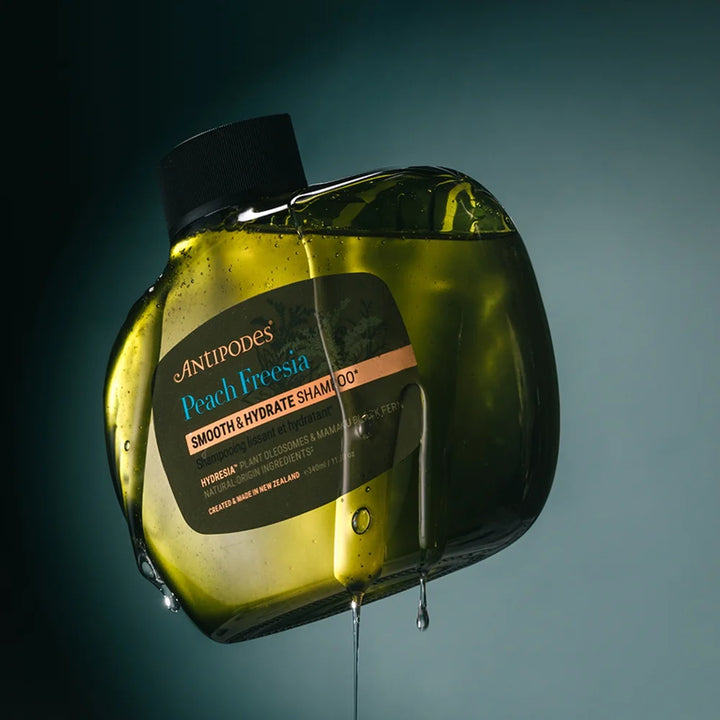 Antipodes Peach Freesia Smooth & Hydrate Shampoo im Kampagnenbild