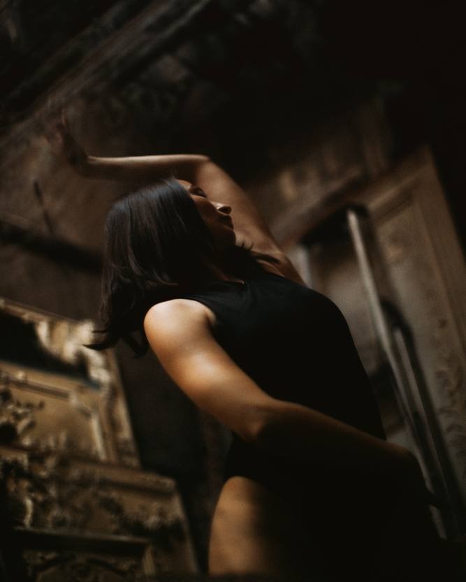 Mad et Len Model tanzt mit dunklem Metall und reduzierter Ästhetik