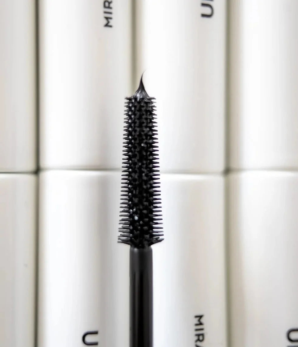 UND GRETEL VIL Miracle Lift Mascara – Nahaufnahme der konisch geformten Mascara-Bürste