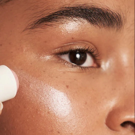 Model mit Baby Glow Highlighter Balm - sanfter natürlicher Glow für alle Hauttypen