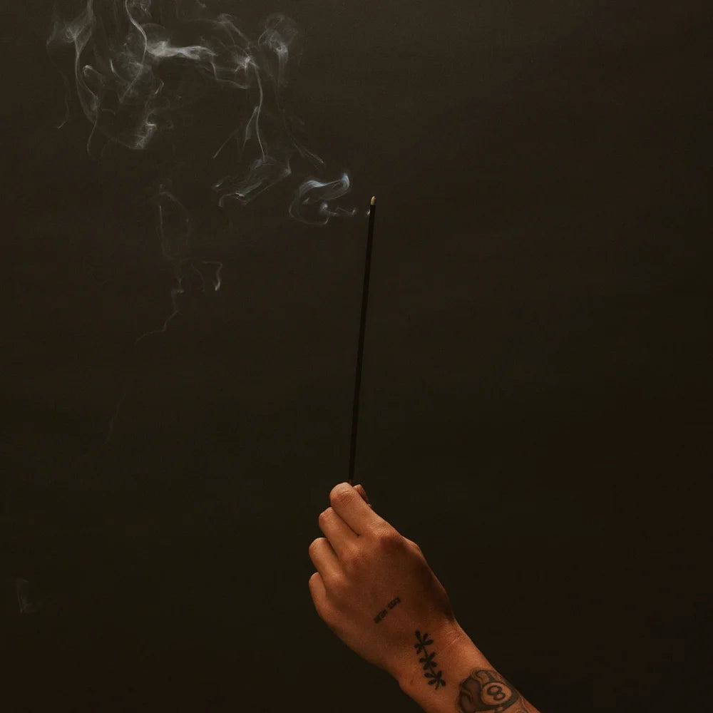 No. 32 Sandalwood Rose Incense Sticks in der Hand gehalten