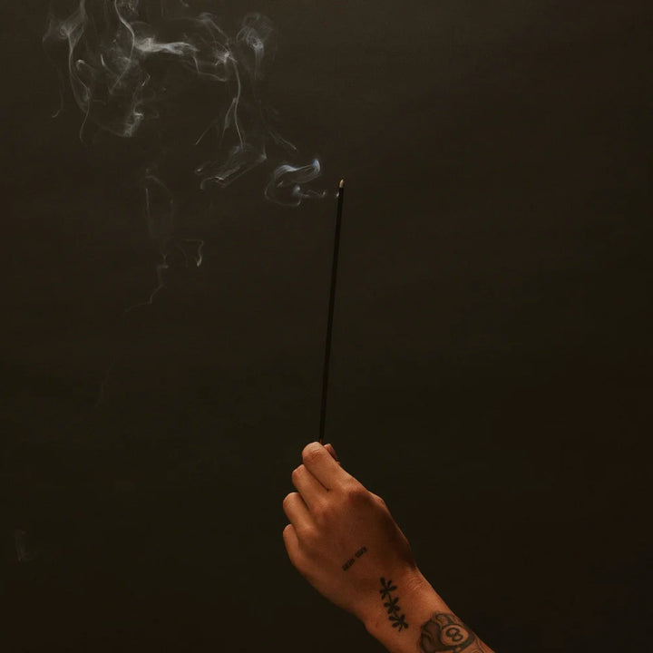 No. 32 Sandalwood Rose Incense Sticks in der Hand gehalten