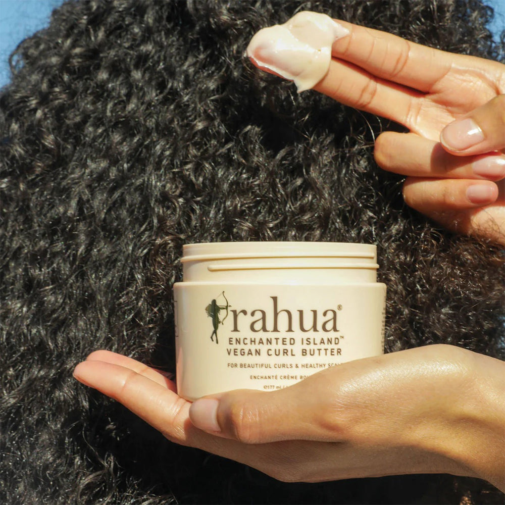 Rahua Curl Butter - Textur auf Finger