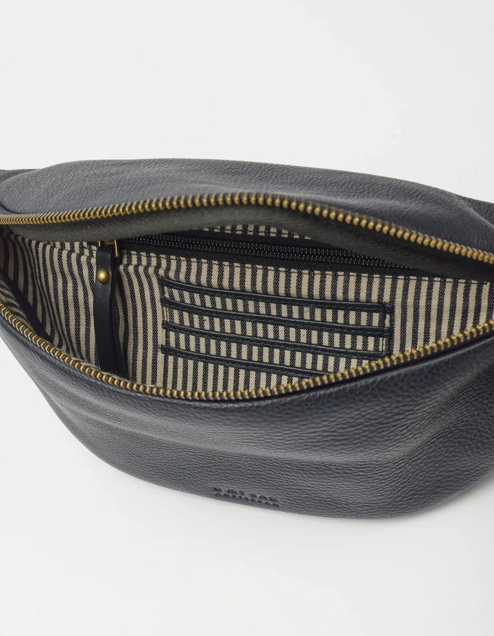 Innenansicht der O My Bag Niko mit gestreiftem Baumwollfutter und integrierten Kartenfächern