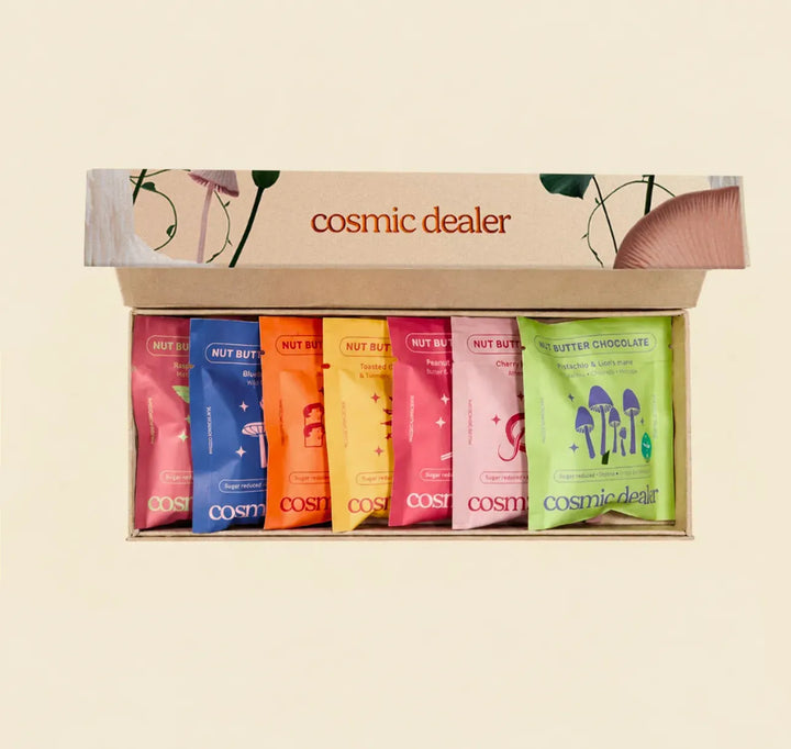 Geöffnete Cosmic Dealer Chakra Box mit sieben einzeln verpackten Schokoladen