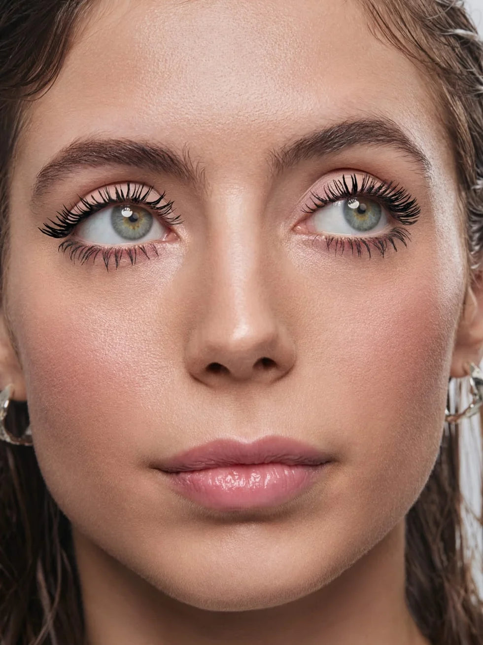 UND GRETEL VIL Mascara – Model mit langen, definierten Wimpern und natürlichem Make-up