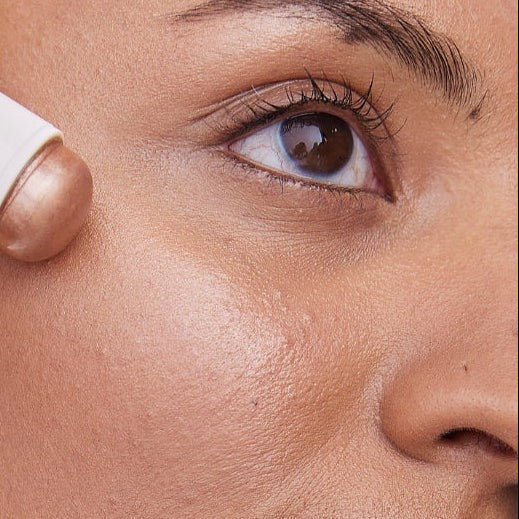 Model mit Radiant Tan Highlighter Balm - natürlicher bronze Glow-Effekt