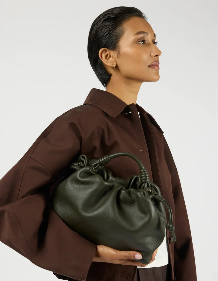 O My Bag Kiki Midi Moss unterm Arm zum dunkelbraunen Outfit