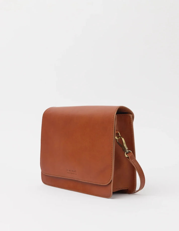 O My Bag Audrey Cognac – Seitenansicht der formstabilen Echtledertasche