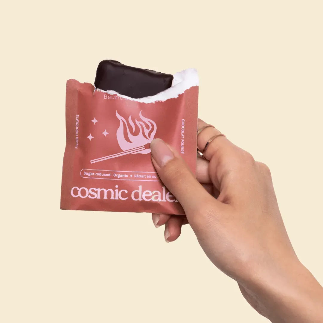 Einzeln verpacktes Cosmic Dealer Chakra Chocolate in einer Hand