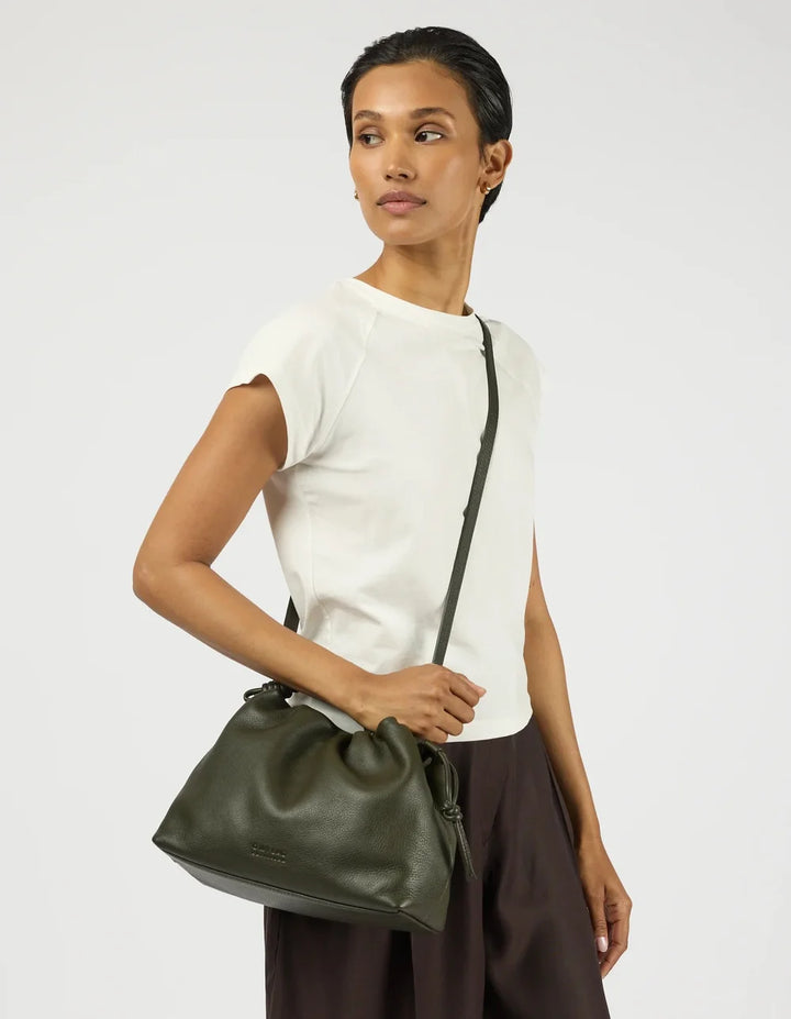 O My Bag Kiki Midi Moss als Crossbody Bag zum weißen Oberteil kombiniert