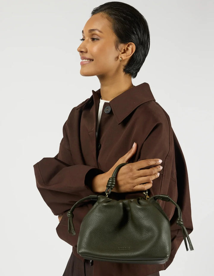 O My Bag Kiki Mini Moss – elegante grüne Handtasche am kurzen Ledergriff getragen