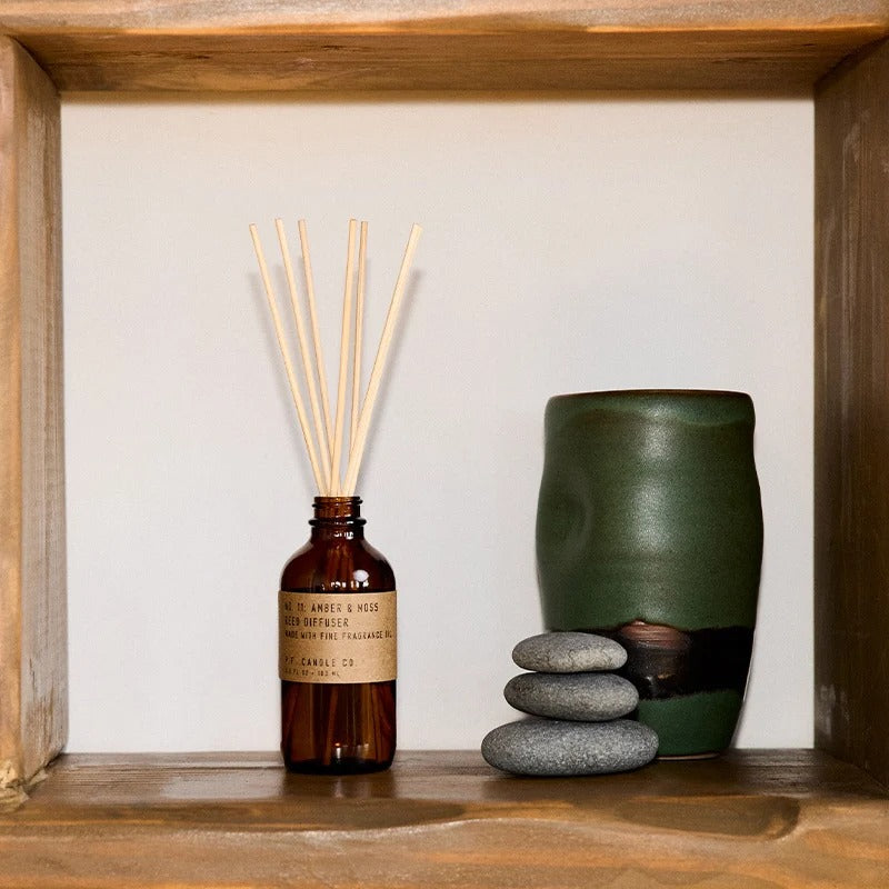 Amber &amp; Moss Reed Diffuser von P.F. Candle Co. im Regal