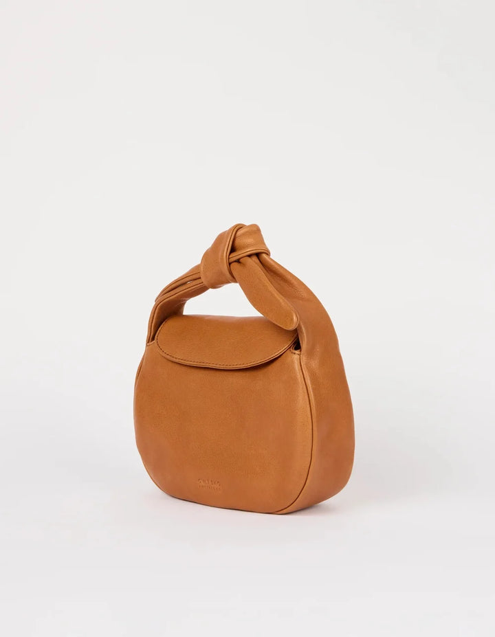 O My Bag Coco Croissant Wild Oak – Vorderansicht der braunen Ledertasche