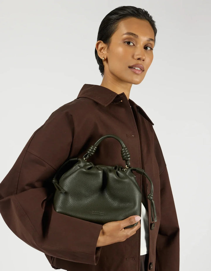 O My Bag Kiki Mini Moss unterm Arm zum dunkelbraunen Outfit
