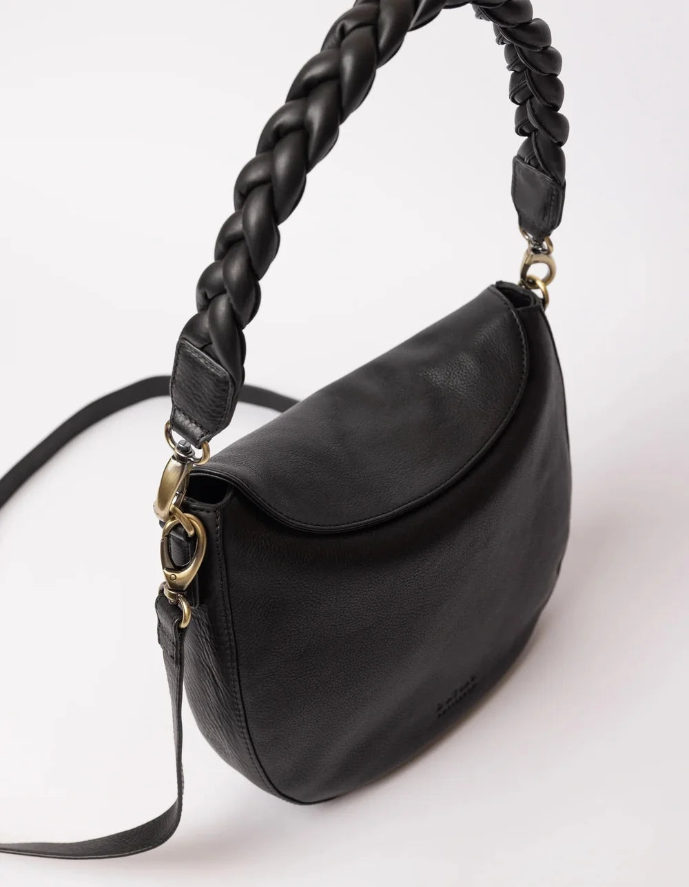 O My Bag Lana Black – Seitenansicht mit geflochtenem Schulterriemen und Crossbody-Riemen