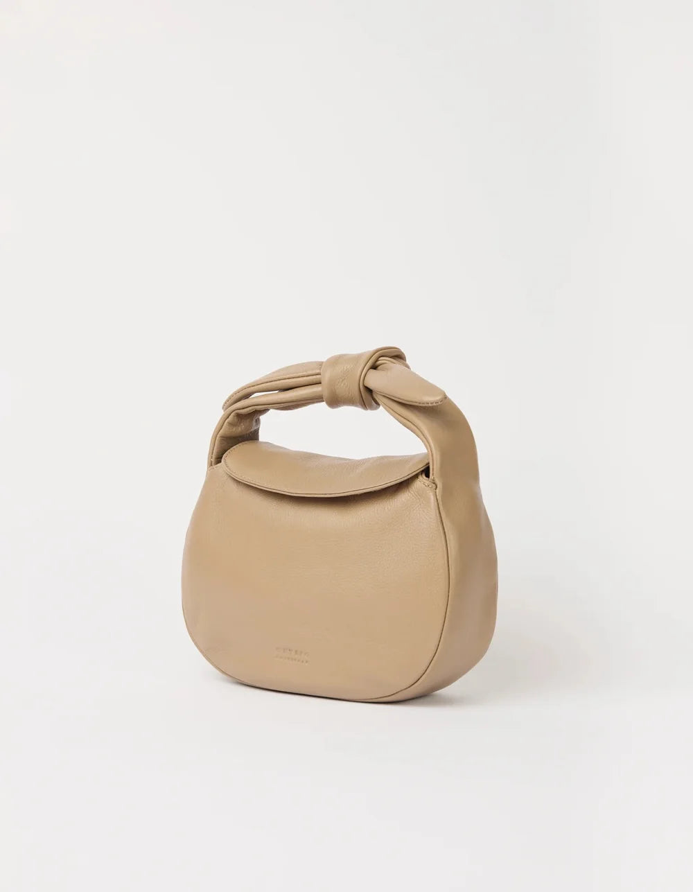 O My Bag Coco Croissant Dark Sand – Vorderansicht mit geschwungener Form und geknotetem Lederhenkel