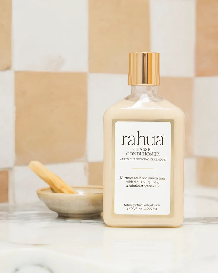 Rahua Classic Conditioner und Classic Shampoo im Badezimmer