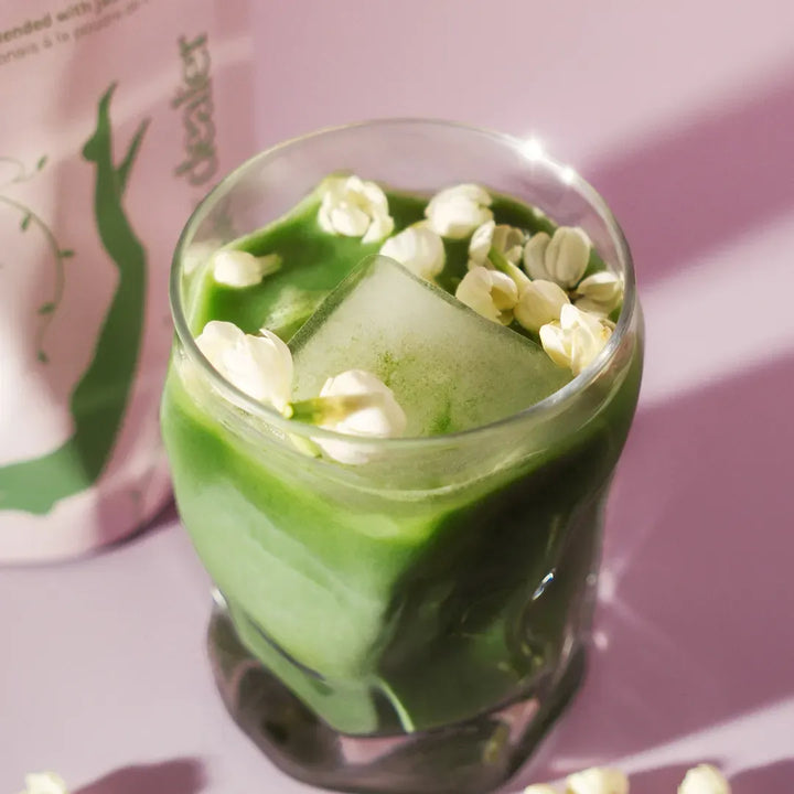 Cremiger Jasmine Matcha Latte mit Eiswürfeln