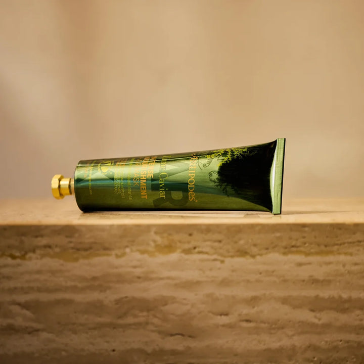 Antipodes Lime Caviar Intense Nourishment Hair Mask auf beigem Hintergrund