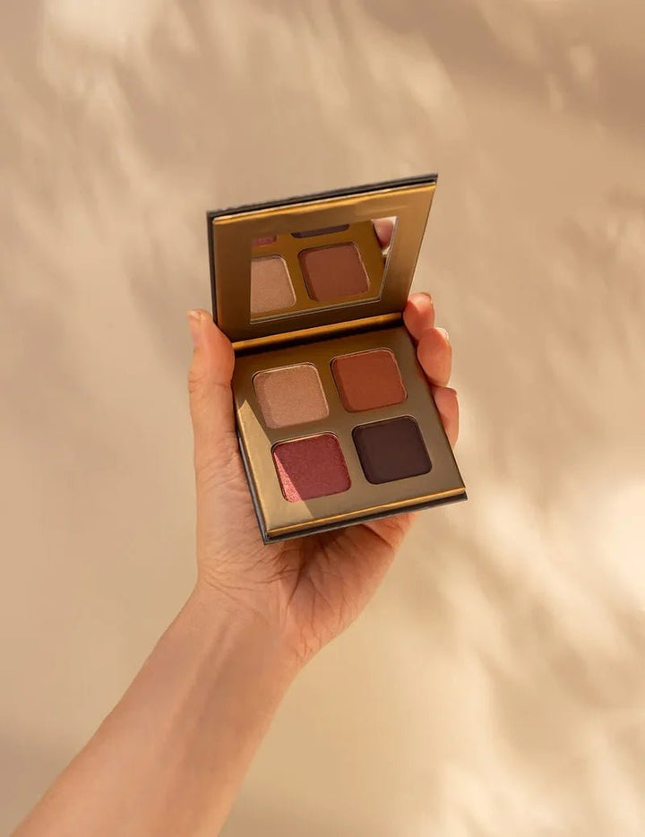 Paleta de sombras de ojos INIKA Organic Quad Flowers - Modelo de mano