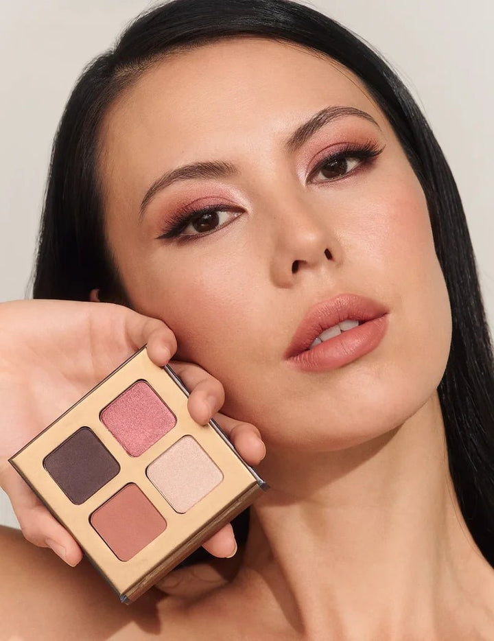 Paleta de sombras de ojos INIKA Organic Quad Flowers - Primer plano de la modelo