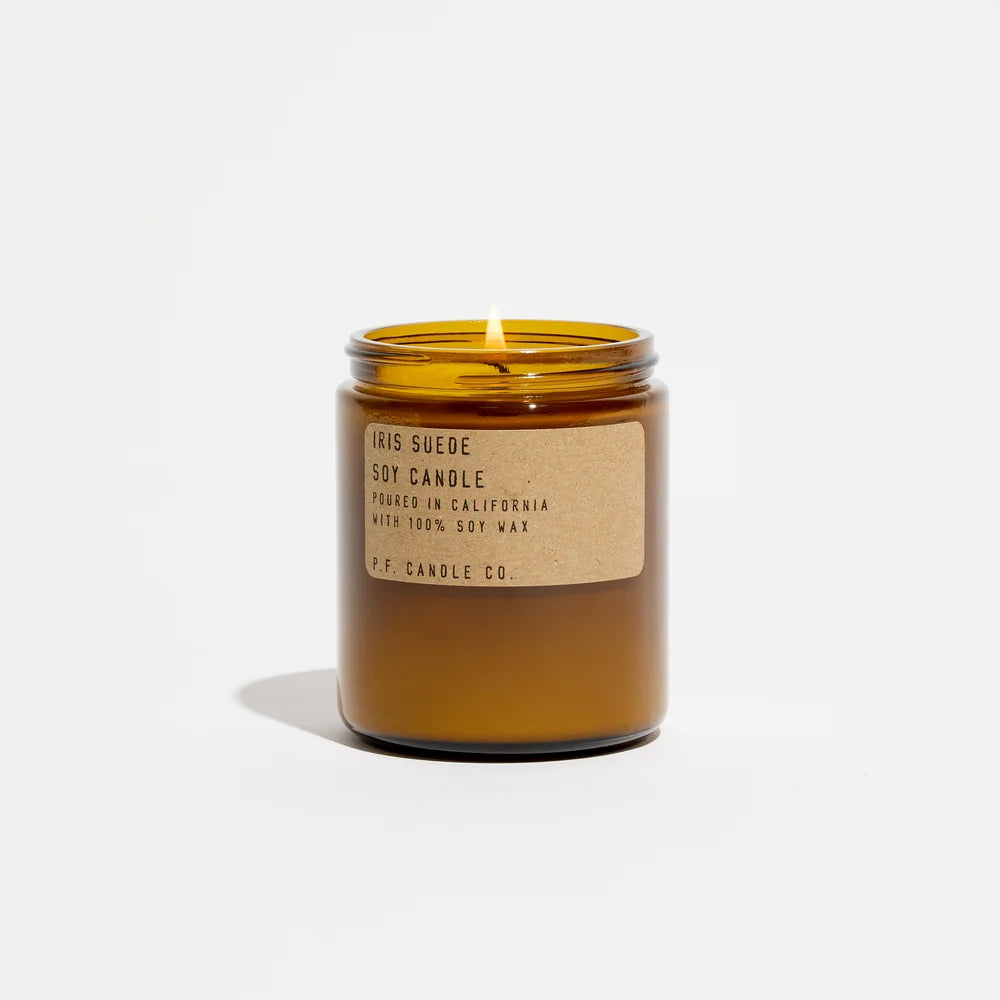 Iris Suede Soy Candle - brennend