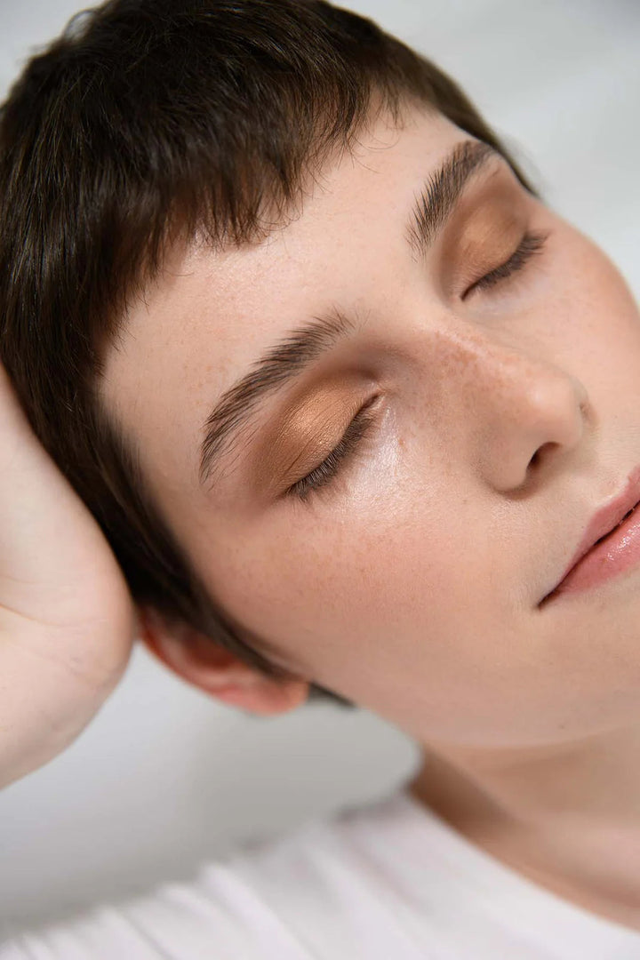Eyeshadow Bronze Model