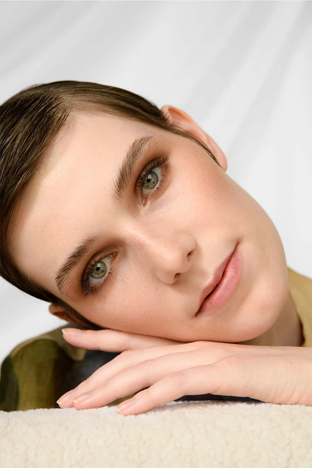 Eyeshadow Dark Brown Model